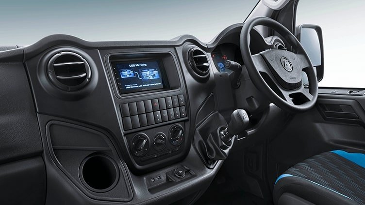 Force Urbania rent per km 36 Rs